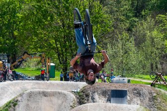 Rochlitz steht beim Bike-Jam Kopf: Und nächstes Mal kommt Lukas Knopf - Kopfüber an der Mulde: Solche Bilder bot der Bike-Jam am Samstag in Rochlitz.