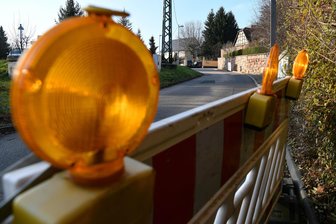 Rochlitz: Straße sackt ab - Die Absperrung steht noch am Rand. Am 16. Dezember sollen die Arbeiten in der Mühlenstraße in Rochlitz starten.