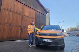 Rochlitz: Straßenmeisterei nutzt erstes Elektroauto - Straßenmeister Christian Titze mit dem neuen Elektrofahrzeug.
