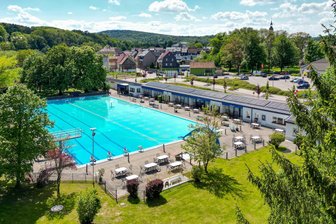 Sanierung des Stadtbads: Rochlitz muss Schleife drehen - Das Becken des Rochlitzer Stadtbads ist in die Jahre gekommen und muss erneuert werden.