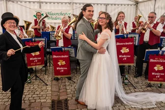 Rochlitz traut sich was: Hochzeit auf dem Regionalmarkt - Sophia und Finn Hölzel haben am Samstag in Rochlitz geheiratet.