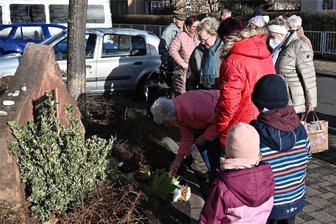 Rochlitz und Penig erinnern an Opfer des Nationalsozialismus: Gedenken mit Nachdruck - Auch in Rochlitz fand eine kleine Gedenkfeier statt. Robert Sobolewski von der Linkspartei erinnerte in einer Ansprache an die Gräueltaten der Nationalsozialisten.