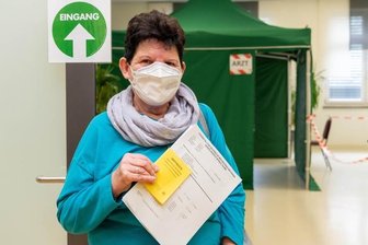 Rochlitzer Bürgerhaus wird bis Dienstag zum Impfzentrum - Hannelore Uhlitzsch hatte als langjährige Leserin der "Freien Presse" aus der Zeitung von der Impfaktion im Rochlitzer Bürgerhaus erfahren. Am gestrigen Freitag war sie die erste, die die Spritze gegen Corona erhielt. 