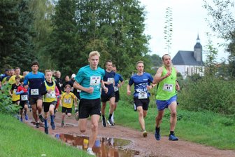 Rochlitzer Berglauf: Zwei Männer wiederholen ihre Siege aus dem Frühjahr - Nick Iffländer (Nr. 2) von der LG Mittweida siegte über 3,5 Kilometer. Patrick Hofmann aus Pappendorf (r.) wurde über 10 km Vierter.