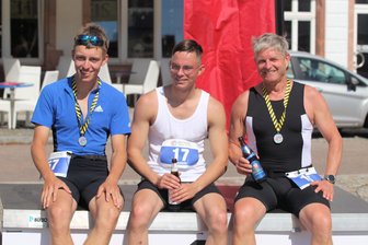 Rochlitzer Bergtriathlon: Ehemalige Rochlitzer Schüler sind schneller als ihr Sportlehrer - Enrico Muth (l.) und Janosch Zopf (M.) waren diesmal schneller als ihr ehemaliger Sportlehrer Torsten Hahn.
