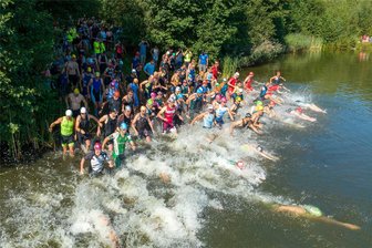 Rochlitzer Bergtriathlon: Vorbereitungen so gut wie abgeschlossen - Im Badesee Biesern gibt es für die Triathleten direkt die erste Abkühlung bei den angekündigten hohen Temperaturen.