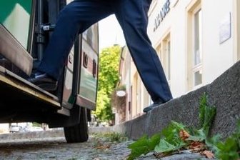 Rochlitzer Busbahnhof: Baustart Anfang Mai - Stolperfallen verschwinden: Die Busbuchten in der Rathausstraße werden nach Klagen über zu hohe Kanten umgebaut. Zudem ist das Pflaster teils abgesackt. 