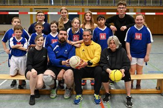 Rochlitzer Faustballer bündeln nun die Kräfte - Bald gemeinsam in einem Verein: Die Rochlitzer Faustballer mit den Übungsleitern Jessica Berger, Robert Berger, Dirk und Ines Krasselt (vorn v. l. n. r.) freuen sich nun auf den Sächsischen Schulcup.