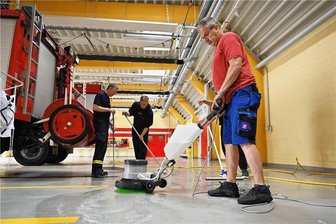 Rochlitzer Feuerwehrleute putzen für neugierige Besucher - Uwe Meißner (vorn) und Mario Reinhardt reinigten das Lager des Feuerwehrvereins.