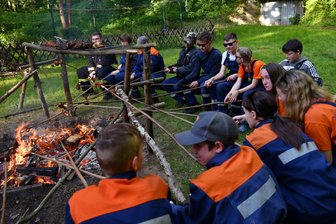 Rochlitzer Feuerwehrnachwuchs meistert Survival-Camp mit Berufssoldaten: „Es geht auch ohne Handy“ - Eine besondere Ausbildung gab es am Wochenende für einen Teil der Rochlitzer Jugendfeuerwehr. Soldaten fungierten als Ausbilder.