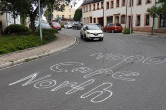 Rochlitzer grüßen Radfernfahrer - Auf die B 175 in Rochlitz sprühten Unbekannte in der Kurve zur Burgstraße Grüße für die Teilnehmer der Radfernfahrt "Northcape 4000", vielleicht auch deshalb, weil mit Daniel Gottschalk ein Rochlitzer mit am Start ist.