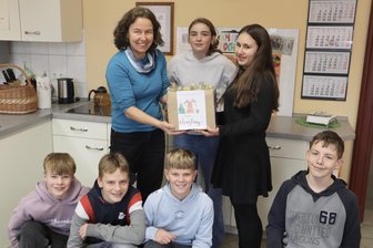 Rochlitzer Gymnasiasten backen Plätzchen für Familien in Not - Jungen und Mädchen der Klasse 7 überreichten Kerstin Rudolph vom Diakonischen Werk Tütchen mit selbst gebackenen Plätzchen.