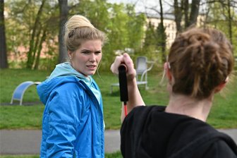 Rochlitzer Hebamme mit Leidenschaft: Lisa Schuhknecht für mehr Respekt und Selbstbestimmung in der Geburtshilfe - Hebamme Lisa Schuhknecht leitet den Kinderwagensport auf der Rochlitzer Muldeninsel.