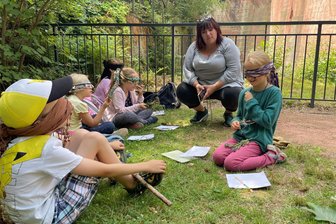 Rochlitzer Hortkinder erleben Naturwunder - Während einer Waldrallye mit Ulrike Gabriel am Gleisbergbruch auf dem Rochlitzer Berg waren die Kinder ganz still, um die Geräusche des Waldes zu hören.