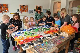 Rochlitzer Hortkinder haben ihrer Fantasie freien Lauf gelassen und aus Müll Kunst gemacht - Aus Kartoffelnetzen oder Verschlüssen von Flaschen und Gläsern haben die Hortkinder Kunst gestaltet.