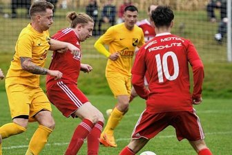 Rochlitzer jubeln im Derby - Der ehemalige Rochlitzer Oliver Otto (l.) und Richard Hantusch vom BSC lieferten sich im Derby viele Zweikämpfe im zentralen Mittelfeld. Am Ende gewannen die Gäste und setzten ihre Siegesserie fort.