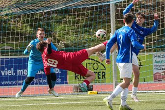 Rochlitzer Juniorenkicker drehen 0:5-Rückstand und erreichen die nächste Runde im Sachsenpokal - Janne Kurt Jonies vom BSC Motor Rochlitz, hier mit einem Seitfallzieher in der Vorsaison gegen Barkas Frankenberg, erzielte in Niederzwönitz 6 Tore. Auch die Frankenberger erreichten die 3. Runde.