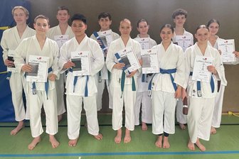 Rochlitzer Karateka absolvieren Prüfung, Marsch und Wettkampf - Elf Kämpfer und Kämpferinnen des Karate-Do Rochlitz konnten sich mit neuen Gürteln einkleiden.