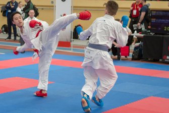 Rochlitzer Karateka erzielt 5. Platz bei der Deutschen Meisterschaft in Chemnitz - Giang Phung Nguyen (links, rote Schützer) vom Rochlitzer Verein Karate-Do erzielte am Samstag in Chemnitz bei der Deutschen Meisterschaft der Leistungsklasse den fünften Platz in der Wettkampfdisziplin Kumite Herren (minus 60 kg).