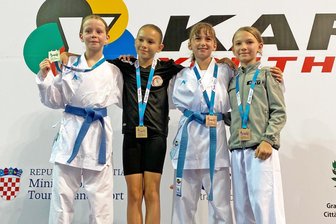 Rochlitzer Karateka setzen vor den Ferien noch Ausrufezeichen - Stella Rohland (r.) gewann in Kroatien eine Bronzemedaille.