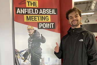Rochlitzer Karateka und Fan des FC Liverpool hängt an der Anfield Road in den Seilen - Sport statt Stadionführung: Beim Kurzbesuch an der Anfield Road seilte sich Julius Lehmann vom Dach des Stadions ab. In wenigen Wochen sieht er sein erstes Fußballspiel an gleicher Stelle.