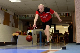 Rochlitzer Kegler finden in der Bezirksliga in die Erfolgsspur zurück - Der Rochlitzer Uwe Stagge gewann zum Auftakt sein Duell und räumte 540 Kegel ab.