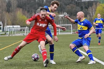 Rochlitzer Kicker melden sich zurück - Niklas Winkler (l.), hier gegen Till Schulz und Robert Link (r.), brachte die Rochlitzer gegen den HFV in Führung. 