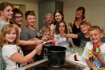 Rochlitzer Kinder kochen für Senioren -