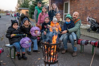 Rochlitzer Kita feiert Lichterfest - Heiß begehrt: Ein Platz an der Feuerschale, wo Stockbrot zubereitet wurde.