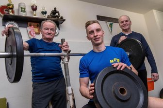 Rochlitzer lassen die Muskeln spielen - Generationenübergreifender Kraftsport beim AC Rochlitz: Karl-Heinz Wachler, Sören Beyer und Frank Hellmich (v. l.) nutzten auch während des Lockdowns oft ihren in den 1960er-Jahren selbst gebauten Trainingsraum neben der Rochlitzer Grundschule. 