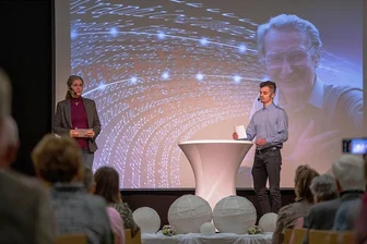 Rochlitzer lassen Glasfaserpionier hochleben - Ditte Endriß, die Tochter des Glasfaserpioniers Manfred Börner, gab im Rochlitzer Bürgerhaus beim Gespräch mit Physikstudent Julius Lehmann einen Einblick in das private Leben ihres Vaters, des Physikers.