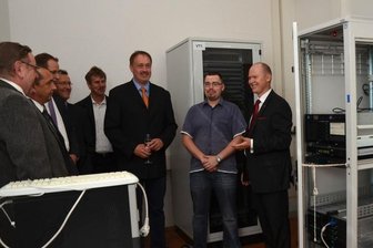 Rochlitzer Maklerbetrieb BVF meistert Umzug und Modernisierung - Eine der beiden Herzkammern des Gebäudes: ein Serverraum, den Peter Lissek (r.) stolz präsentierte.