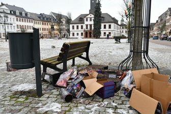 Rochlitzer Marktplatz voller Silvestermüll: ein jährliches Ärgernis - Die Überbleibsel der Silvesternacht auf dem Rochlitzer Markt sind offensichtlich.