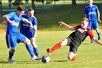 Rochlitzer mit Riesenschritt nach vorn - Umsonst gegrätscht: Der Brand-Erbisdorfer Benjamin Schöbel (r.) kämpfte mit seinem Team zwar verbissen um den ersten Punktgewinn der Saison. Doch am Ende setzten sich die Rochlitzer, hier mit Felix Wetzig (l.) und Torschütze Christoph Eckart, durch. 