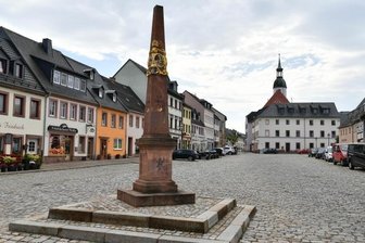Rochlitzer Ostvorstadt: Ein Quartier verändert sein Gesicht - Eigentlich sieht der Clemens-Pfau-Platz in Rochlitz malerisch aus. Aber in Zeiten des Klimawandels mangelt es an Bäumen, Sträuchern und weiteren Pflanzen, die Schatten spenden und zum Verweilen einladen. Das soll sich ändern.