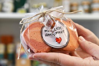 Rochlitzer Porphyr: Baumaterial soll zur Leckerei werden - Der Rochlitzer Porphyr wird zur Vorlage einer kulinarischen Delikatesse: Die Bäckerei Sparschuh hat für den Heimat- und Verkehrsverein „Rochlitzer Muldental“ die ersten Porphyrkekse gebacken.