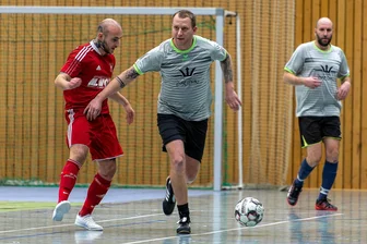 Rochlitzer Porphyrcup: Fußballer des SSV Königshain-Wiederau gewinnen bei der Premiere - Robert Nagel (M.) und die Kleinfeldfußballer der SG Döhlen, hier im Auftaktspiel gegen die Rochlitzer mit Tom Pallentien, wurden Dritter. Die Rochlitzer verloren das Finale im Neunmeterschießen.