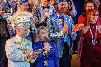 Rochlitzer Prinzenpaar in Höchstform: Wie eine Familie im Faschingsrausch lebt - Faschingsfamilie beim KCR Rochlitz: das Prinzenpaar der 60. Saison Dominik und Claudia Grabner beim Verlesen der Proklamation.