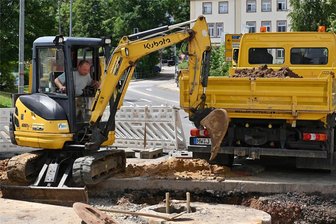 Rochlitzer Räte in Rage: Hier klafft Mittelsachsens berühmtestes „Sommerloch“ - Die Poststraße ist auf Höhe des Horts seit Wochen voll gesperrt. Hier arbeiten Beschäftigte der Bauunternehmung Jung GmbH. Die Reparatur von Kanälen ist abgeschlossen, die Baugrube wird derzeit wieder verschlossen.