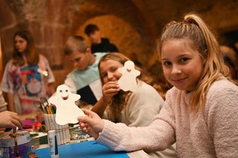 Rochlitzer Regenbogen-Grundschule beteiligt sich an bundesweitem Vorlesetag - An der Kreativstation im Schloss wurde gebastelt.