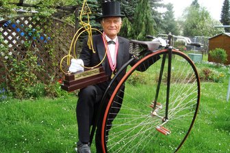 Rochlitzer Regionalmarkt startet in die Saison - Hochradfahrer Helmut Arnold dreht am April auf dem Regionalmarkt seine Runden.
