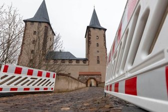 Rochlitzer Schloss: Panoramablick bei Glätte abgeriegelt - Die Sicht auf der Brücke vor dem südwestlichen Zugang zum Rochlitzer Schloss ist eine Wucht.
