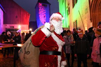 Rochlitzer Schlossweihnacht mit kulinarischen Grüßen von der Ostsee - Auch der Weihnachtsmann wird zur Schlossweihnacht in Rochlitz am Wochenende erwartet.