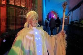 Rochlitzer Schlossweihnacht: Schneekönigin und regionale Genüsse verzaubern die Besucher - Madeleine Last führt als Schneekönigin durch das Programm.
