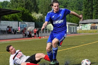 Rochlitzer schöpfen wieder Hoffnung - Einer von zwei "Doppelpackern": Der Rochlitzer Lukas Weigel (r.), hier im Zweikampf mit Ferdinand Hühnel, brachte seine Mannschaft früh in Führung und legte kurz vor Schluss noch ein Kopfballtor nach.