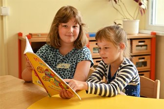Rochlitzer Schulanfänger werden von Kindern unterrichtet - Schulanfänger im DRK-Hort „Clara Zetkin“ in Rochlitz: auch Lilly und Nele (r.) freuen sich auf die Schule.