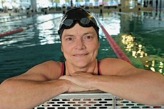 Rochlitzer Schwimmer blicken zufrieden zurück - Einmal Silber, zweimal Bronze: Heike Brüssau fischte beim Seniorenschwimmfest in Zwickau dreimal Edelmetall.