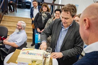 Rochlitzer Straße 44: Raum für Kreativität ist in Mittweida jetzt buchbar - Symbolischer Tortenanschnitt zum Start: Ralf Schreiber weihte die Räume offiziell ein.