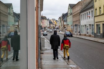 Rochlitzer Straße doch komplett dicht - So präsentiert sich die Rochlitzer Straße in Mittweida auf Höhe des Käsefachgeschäfts von Jürgen Voigt heute: Die Platten des Bürgersteigs sind uneben, und die Straße mit den parkenden Fahrzeugen wirkt wenig einladend.