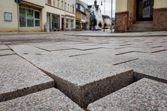 Rochlitzer Straße in Mittweida: Austausch des Pflasters verschiebt sich ins nächste Jahr - Das Pflaster auf der Rochlitzer Straße in Mittweida, hier an der Kreuzung Poststraße.